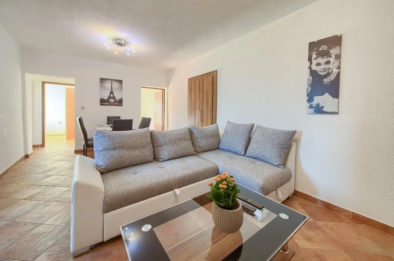Apartments Ivan Porat Малинска
